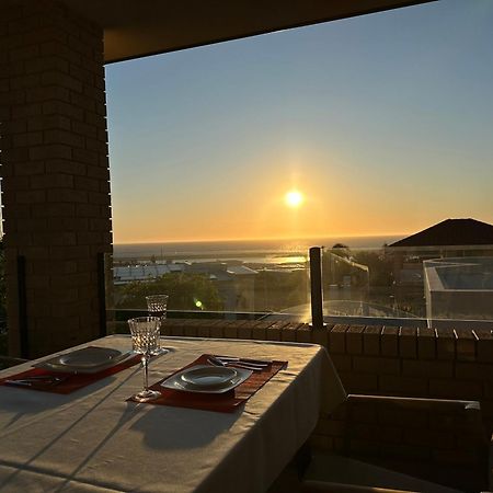 Sunny Ocean View Retreat Apartment Perth Luaran gambar